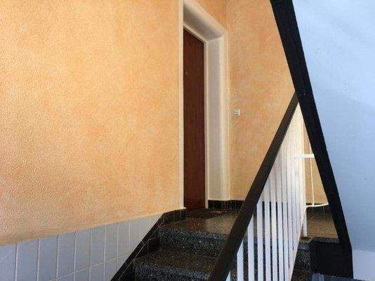 Wohnungseingangstür im Treppenhaus