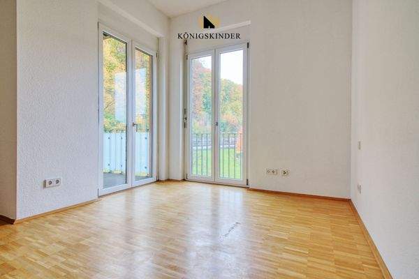 Bodentiefe Fenster mit Parkett Boden in der ganzen Wohnung  