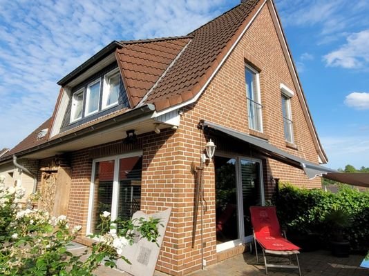 Hausansicht hinteres Haus mit Terrasse und Vorderhaus