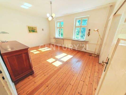 lichtdurchflutetes Arbeitszimmer im EG