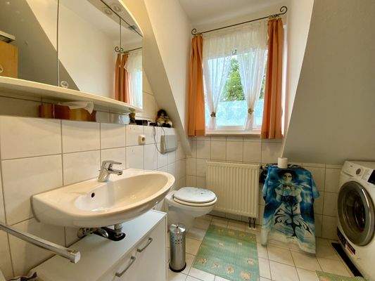 Tageslichtbad mit Waschbecken, WC, Waschmaschinenanschluss und Dusche