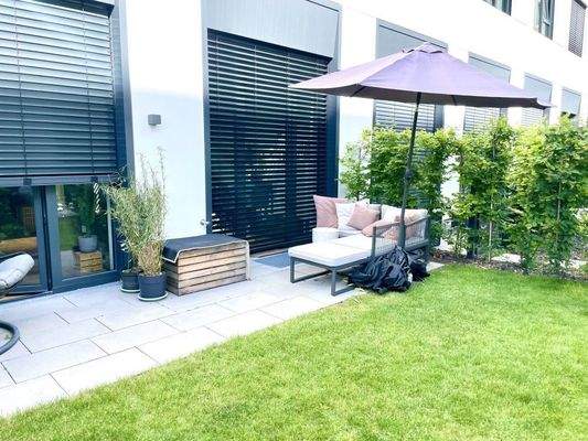 Moderne Terrasse mit Garten
