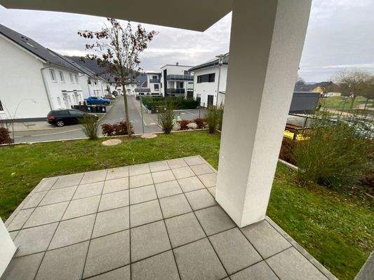 Terrasse mit grauen Fliesen und Zugang zum Außenbereich