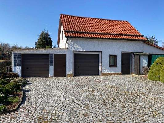 Hoffläche mit Nebengebäude und Garagem.jpeg