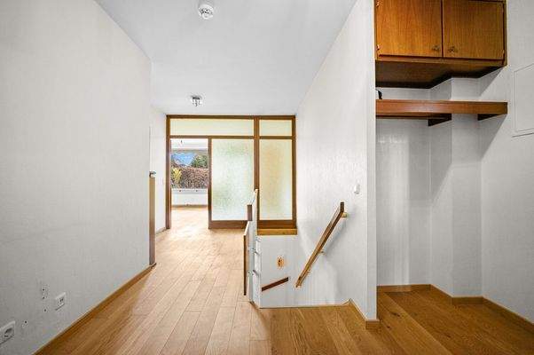 Flur mit Kellerabgang