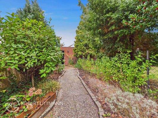 Seitlicher Garagenweg