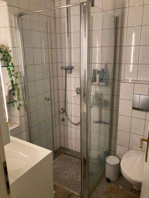 Einliegerwohnung 1: Badezimmer mit Dusche