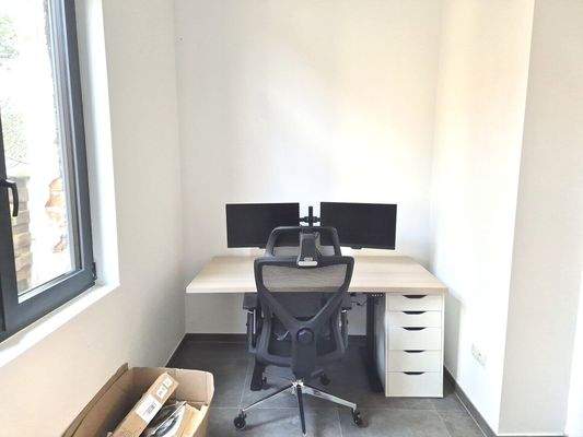 Büro mit zwei gegenüberliegenden Arbeitsplätzen