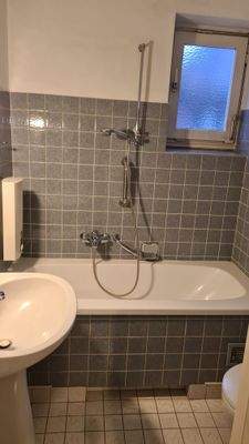 Badezimmer mit Außenfenster