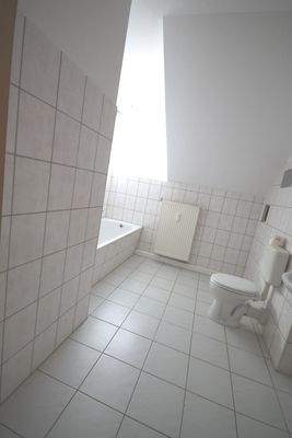 Tageslichtbad mit Wanne