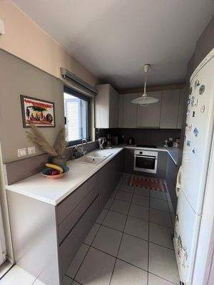 Kreta, Heraklion: Teilrenovierte Wohnung im Stadtteil Mastampas zu verkaufen