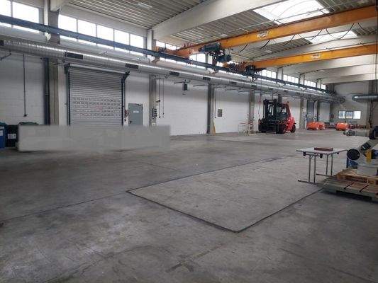 Halle 16 Innen Rolltore Richtung Halle 15