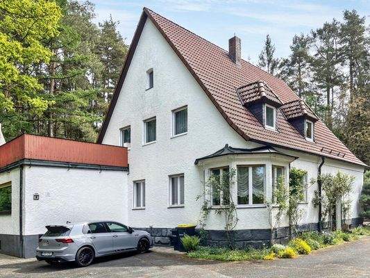 Hausansicht mit Stellplatz