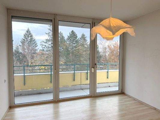 Helles Schlafzimmer mit Zugang zum Balkon