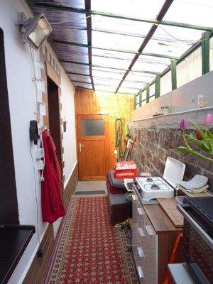 Überdachter Bereich hinter dem Wohnhaus