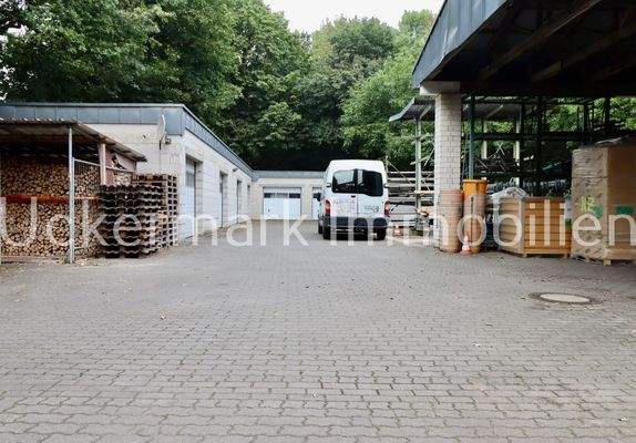 Außengelände und Garagen