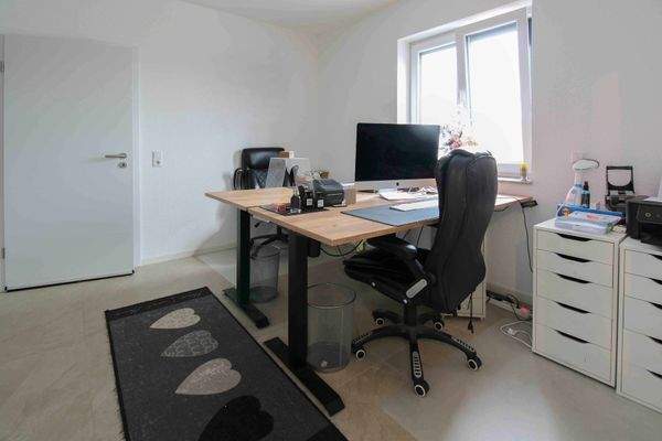 Abeitzimmer mit Zugang zur Gewerbe - Halle