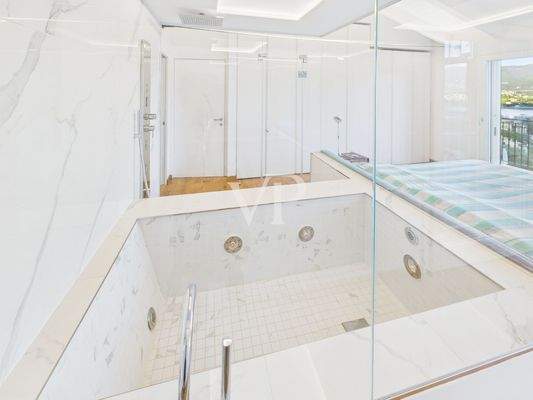 Villa 2 master room con angolo vasca con idromassaggio e doccia