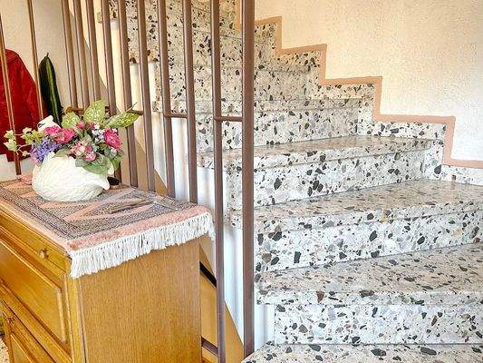 Steinzeug-Haustreppe.