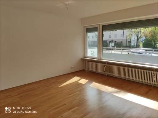 1733660834633 Wohnzimmer mit Balkon.jpg