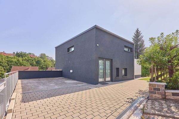 Haupteingang mit Parkplätzen