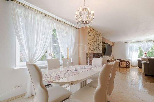 Lichtdurchfluteter Essbereich