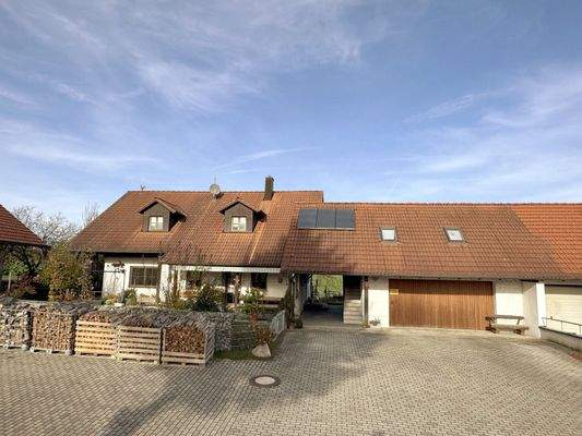 Außenansicht mit Garagen