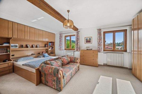 WE 2 Geräumiges Schlafzimmer im OG