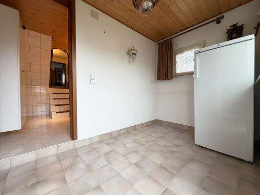 EG: Ehemalige Waschküche kann aktiviert werden als: a) Moderner Haushaltsraum oder b) Kleiner Wellnessraum mit Infrarot-Kabine