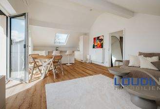 Wohnzimmer mit offener Küche
