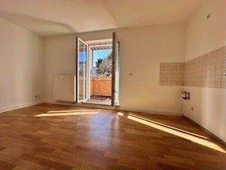 Küche mit Balkonaustritt