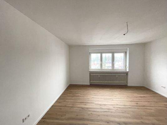 Leeres Zimmer mit Fenster