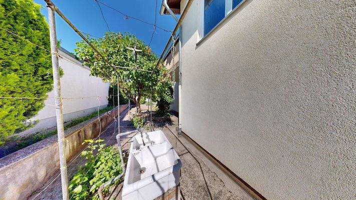 Gartenbereich hinter Haus