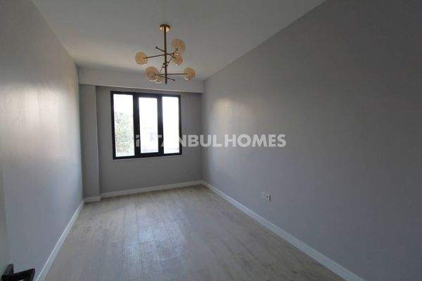 Newly-Built Flat near Highway in İstanbul Sultangazi