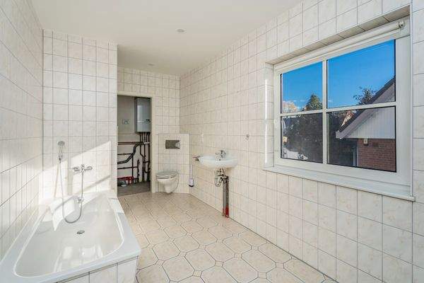 Badezimmer mit Dusche und Badewanne