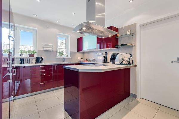 Einbauküche und Zugang zur Speisekammer