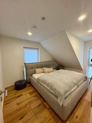 …hell und ruhig…