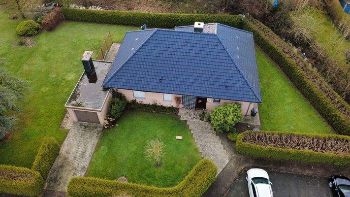 181.Nordseite des Bungalows mit Eingangsbereich und Garage.jpeg