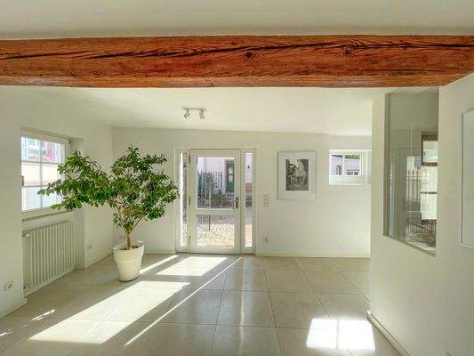 Der große Eingangsbereich überzeugt durch seine offene Gestaltung