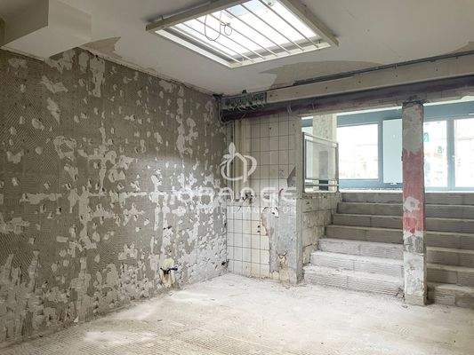 ...Tageslicht fällt durch die Lichtkuppeln