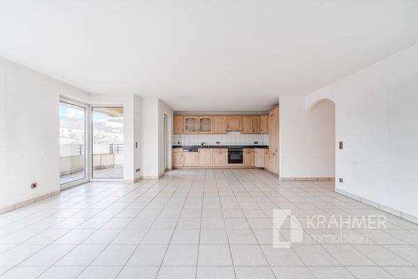 Wohnzimmer mit offener Küche