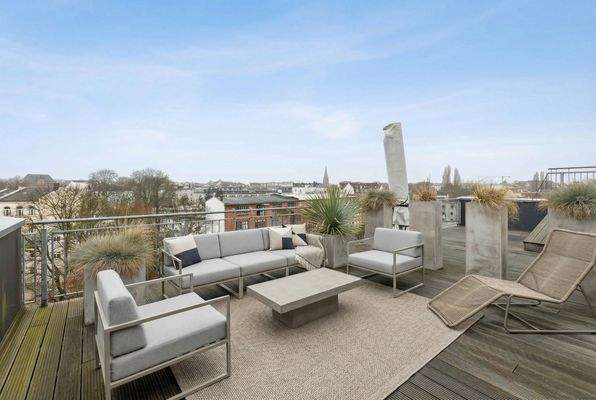 Große Dachterrasse mit Rundumblick (KI-optimiertes Foto)