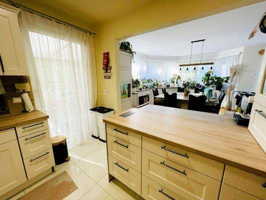 Blick von Küche zum Essbereich