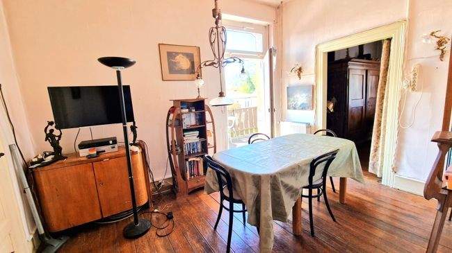 Esszimmer mit Zugang zum Balkon