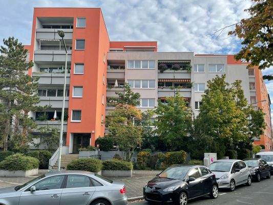 Wohngebäude mit Aufzug und Tiefgarage