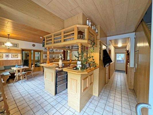 Eingangsbereich mit Bar und Tresen