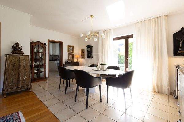 Essbereich mit Zugang in den Garten