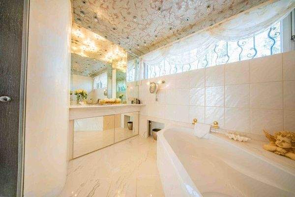 Bad mit Wanne-Dusche