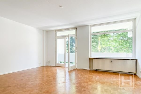 Helles Wohnzimmer mit Zugang zum Balkon