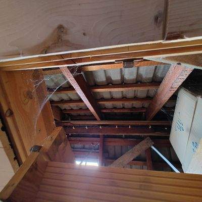 Dachboden mit Holzbalken